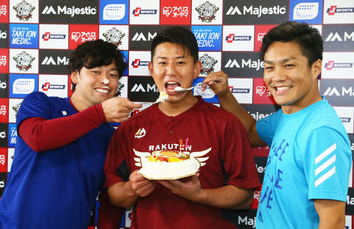 誕生日を迎えた福井（中央）は高梨（左）と則本昂にケーキを食べさせてもらう（撮影・足立雅史）