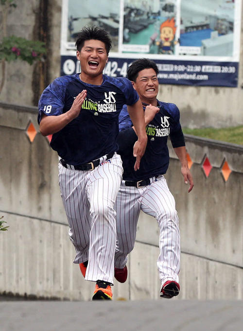 坂道ダッシュをする寺島（左）と高橋（撮影・狩俣裕三）