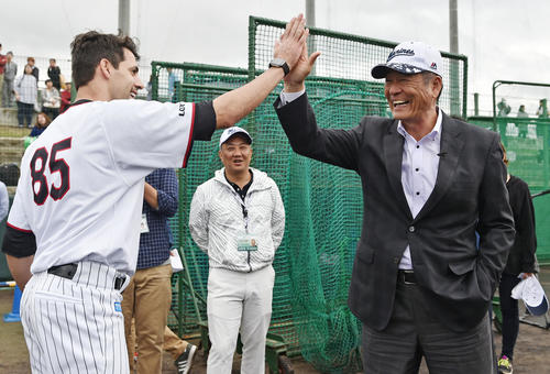 ロッテ石垣キャンプを訪れた中畑氏（右）はロッテのブラントンとハイタッチする（撮影・滝沢徹郎）