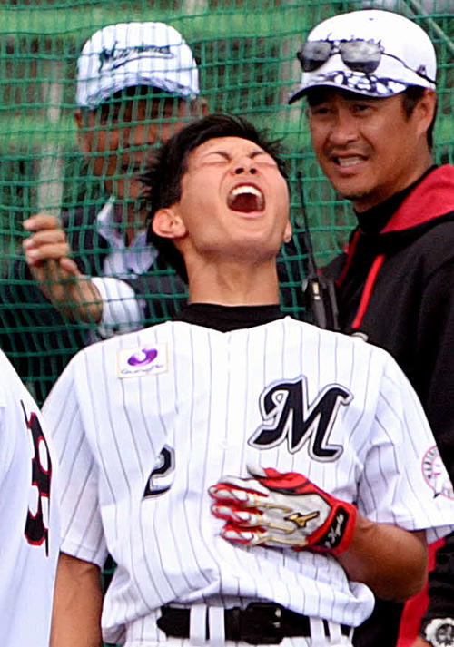 フリー打撃を終えたロッテドラフト1位の藤原（手前）は視察に訪れた中畑氏（奥左）と言葉を交わした直後、外野に向かい「バッティング終了でーす！」と叫びました。少し恥ずかしそうに叫ぶ姿に大物ルーキーといえども新人らしさを感じる一幕でした（撮影・滝沢徹郎）