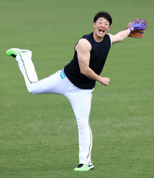 日本ハム柿木とのキャッチボールで投球後にダイナミックなフォームを見せる吉田輝（撮影・江口和貴）