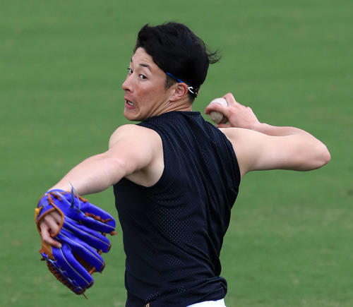 日本ハム柿木とのキャッチボールでツーシームを投げる吉田輝（撮影・江口和貴）