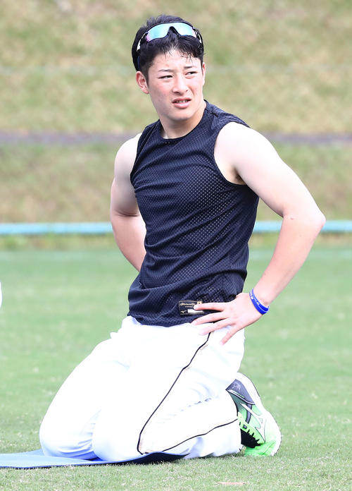 ノースリーブのシャツを着て練習する日本ハム吉田輝（撮影・江口和貴）