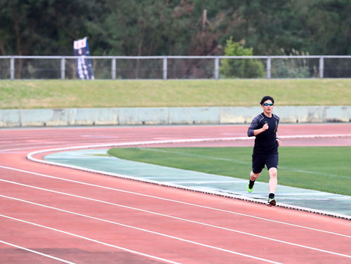 陸上競技場でランニングする日本ハム吉田輝（撮影・江口和貴）
