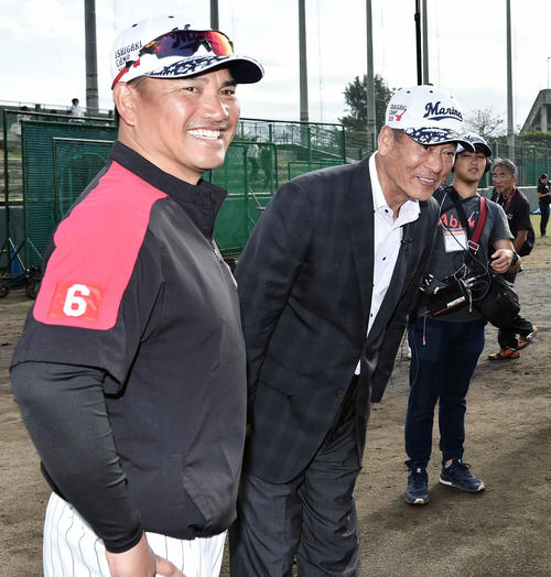 ロッテ石垣キャンプを訪れた中畑氏（右）はロッテ井口監督（左）と笑顔で話す（撮影・滝沢徹郎）