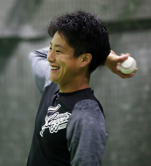 キャッチボール中、笑顔を見せる阪神木浪（撮影・前田充）
