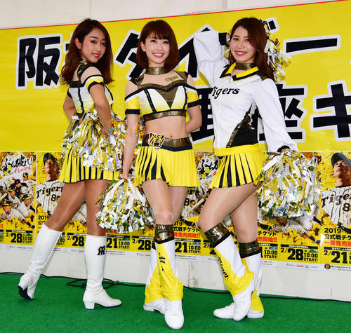 宜野座でタイガースガールズの新ユニホーム発表が行われる、左からMoemi、Mai、Mako（撮影・清水貴仁）