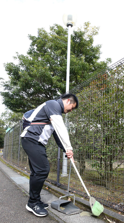 柳田悠岐のロングティーのボールが当たり破壊された外灯の破片を片づける球場関係者（撮影・菊川光一）