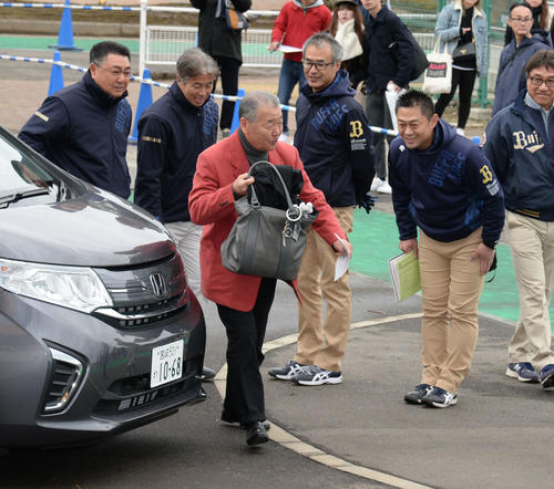 球団フロントの出迎えを受け球場に到着した福本豊臨時コーチ（撮影・渦原淳）