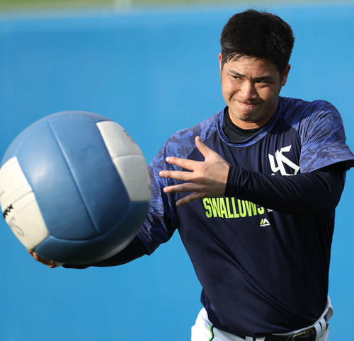 トレーニングボールを投げる奥村（撮影・狩俣裕三）