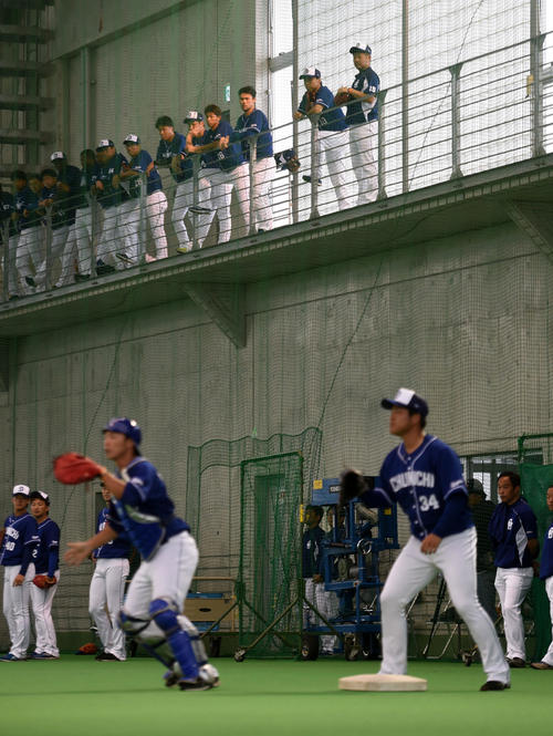 2階から投内連係を見る松坂（右端）ら中日投手陣（撮影・前岡正明）