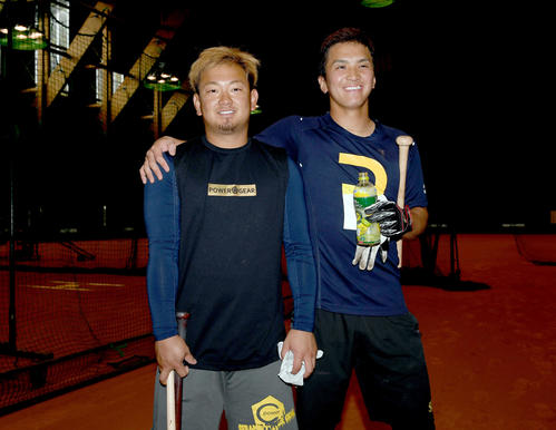 休みを返上して練習した西武森（左）と山田（撮影・たえ見朱実）