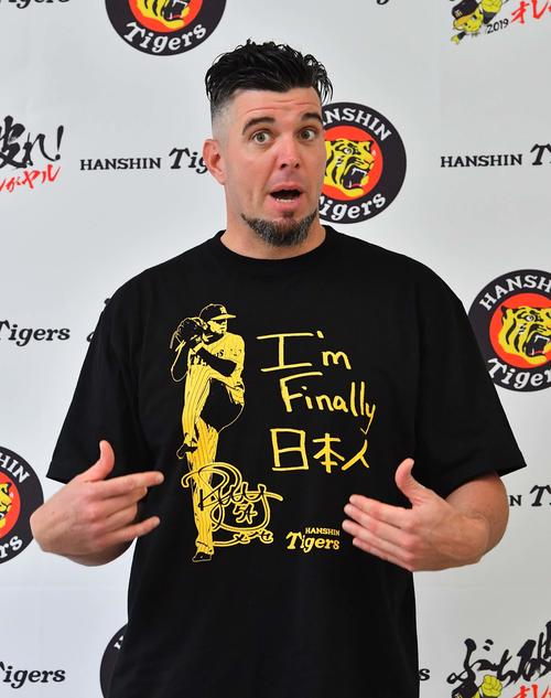 「I’m　Finally日本人」と直筆で書かれたTシャツを着て取材に応じる阪神メッセンジャー（撮影・上田博志）