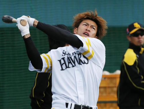 ライトスタンドに向かってロングティーを行う柳田悠岐（撮影・菊川光一）