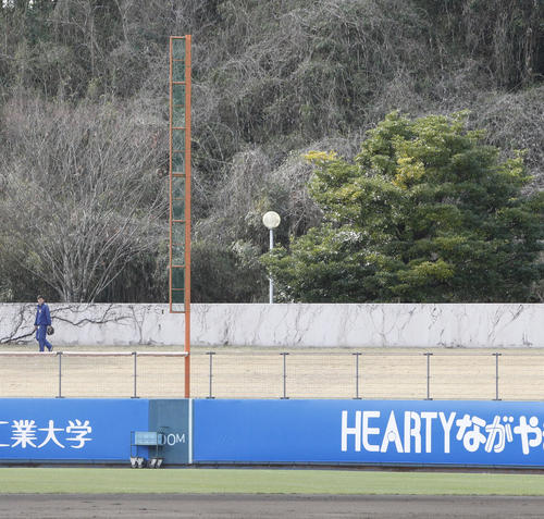 柳田悠岐のロングティーのボールが当たり、ライトスタンドの外灯が壊された（撮影・菊川光一）