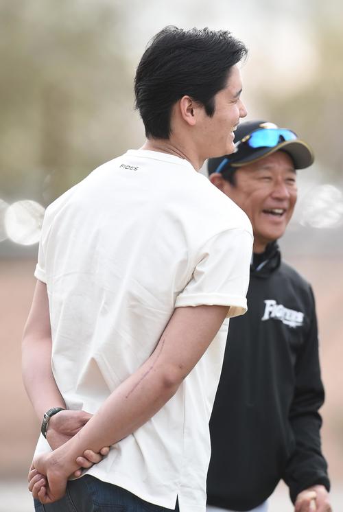 キャンプ地を訪れ、日本ハム栗山監督(右)と談笑するエンゼルス大谷。右肘には手術の痕が痛々しく残っていた(撮影・菅敏)