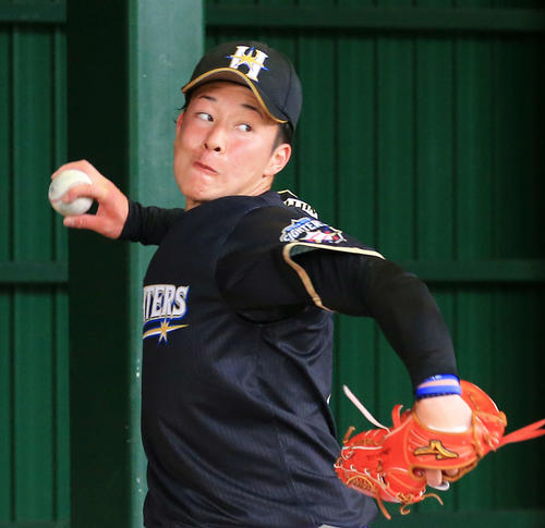 ブルペンで変化球を投げる日本ハム吉田輝(撮影・江口和貴)