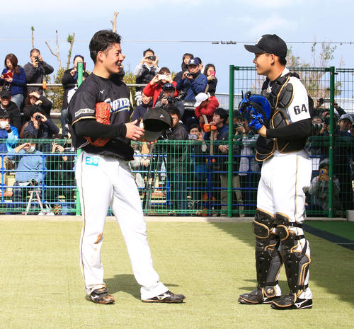 ブルペン投球後、日本ハム捕手田宮(右)と話す吉田輝(撮影・江口和貴)