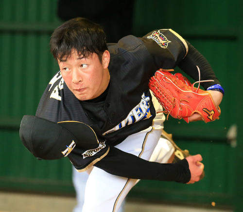 ブルペン投球で帽子を飛ばす日本ハム吉田輝(撮影・江口和貴)