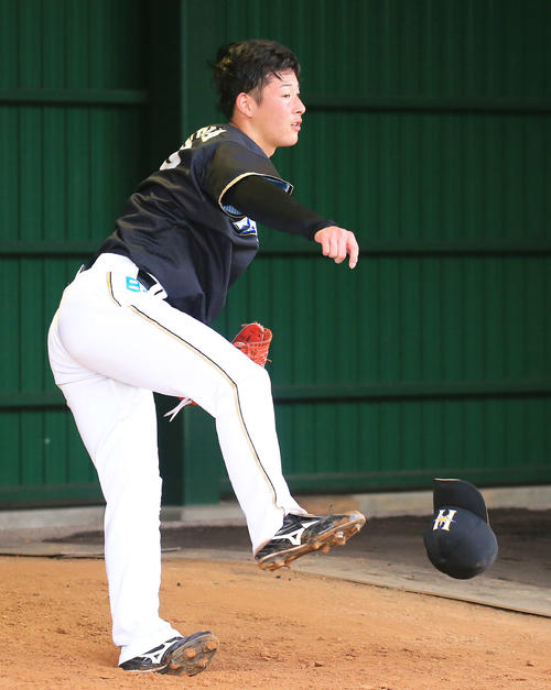 ブルペン投球で帽子を飛ばす日本ハム吉田輝(撮影・江口和貴)