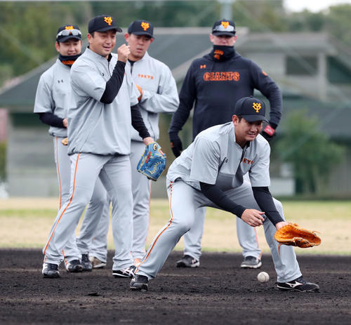 ノックで打球をトンネルする巨人菅野(手前)。後方左から野上、沢村、山口、クック(撮影・垰建太)