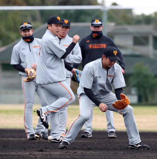 ノックで打球をトンネルする菅野(手前)。後方左から野上、沢村、山口、クック(撮影・垰建太)