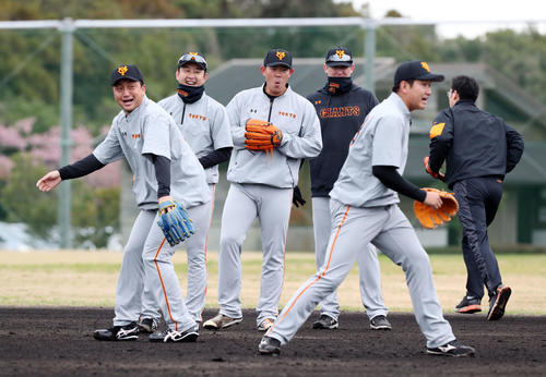 ノックで打球をトンネルする菅野(手前)。後方左から沢村、野上、山口、クック(撮影・垰建太)