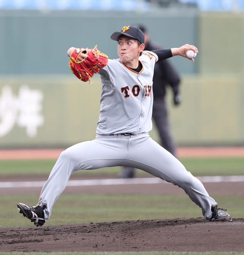 紅組対白組 力投する紅組先発の高橋(撮影・林敏行)