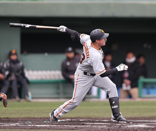 紅組対白組 6回表紅組2死一塁、ビヤヌエバは左前打を放つ(撮影・林敏行)
