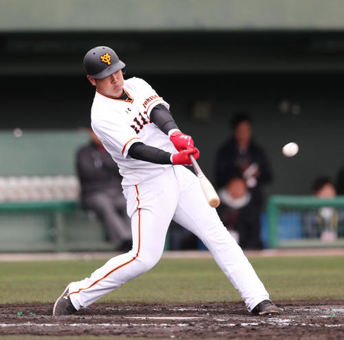 紅組対白組 8回裏白組無死一塁、岡本は中越え2点本塁打を放つ(撮影・林敏行)