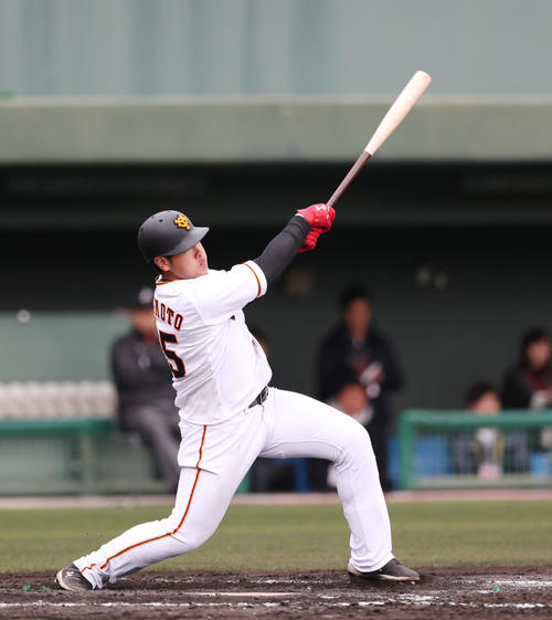 紅組対白組 8回裏白組無死一塁、岡本は中越え2点本塁打を放つ(撮影・林敏行)