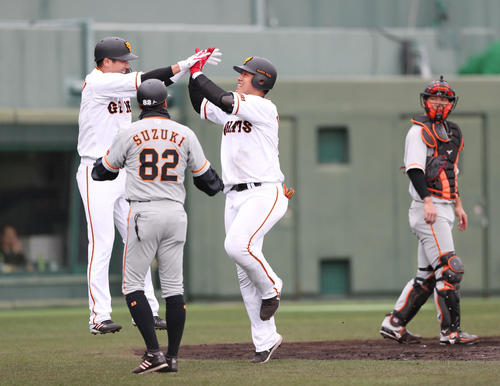 紅組対白組 8回裏白組無死一塁、岡本(中央)は中越え2点本塁打を放ち、走者坂本勇とジャンプしてハイタッチ。右は捕手大城(撮影・林敏行)