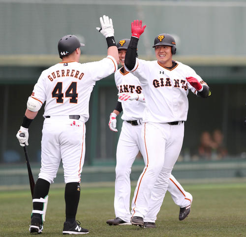 紅組対白組 8回裏白組無死一塁、岡本は中越え2点本塁打を放ち、次打者ゲレーロとハイタッチ(撮影・林敏行)