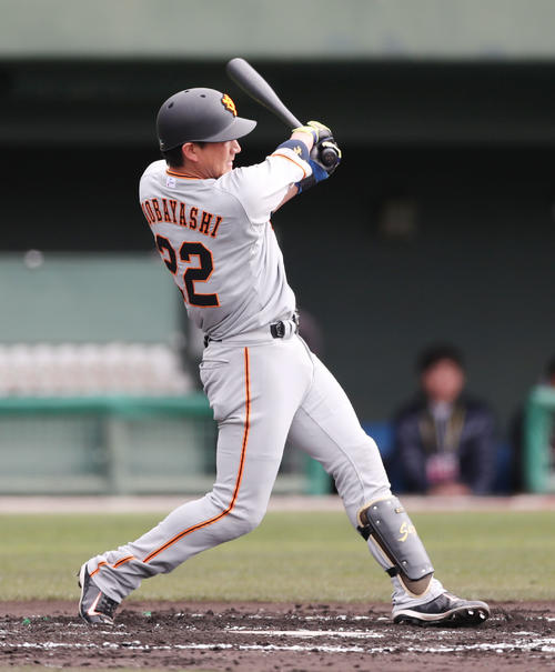 紅組対白組 2回表紅組2死一、二塁、小林は先制の左越え適時二塁打を放つ(撮影・林敏行)