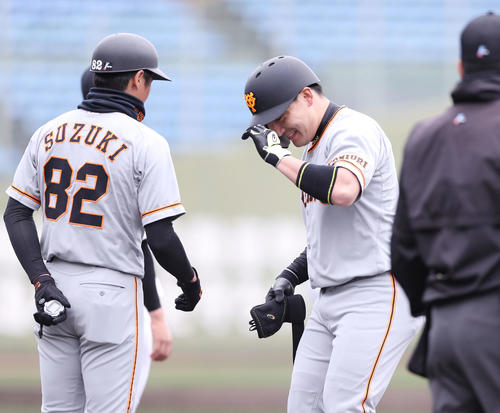 紅組対白組 3回表紅組1死二塁、丸は右前適時打を放ち、鈴木外野守備走塁コーチの一礼(撮影・林敏行)