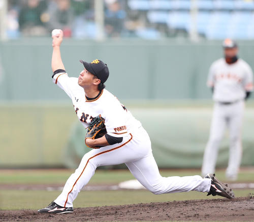 紅組対白組 力投する白組2番手の鍬原(撮影・林敏行)