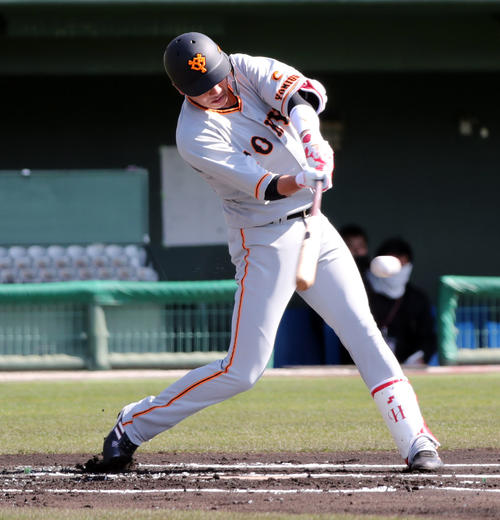 1回表紅組1死二塁、先制の中前適時打を放つ坂本勇(撮影・垰建太)