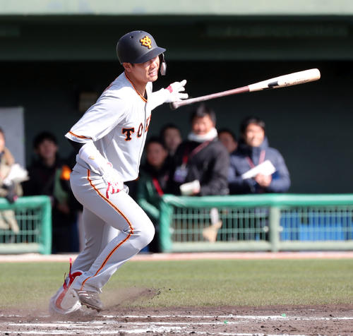 7回表紅組1死、右前安打を放つ坂本勇(撮影・垰建太)