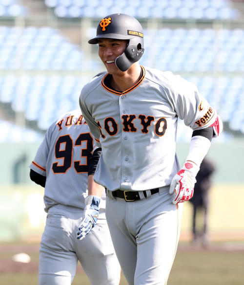 7回表紅組1死、右前安打を放った坂本勇(右)は代走の湯浅と笑顔で交代する(撮影・垰建太)