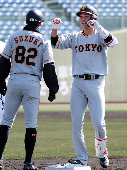 1回表紅組1死二塁、先制の中前適時打を放ちガッツポーズする坂本勇(撮影・垰建太)