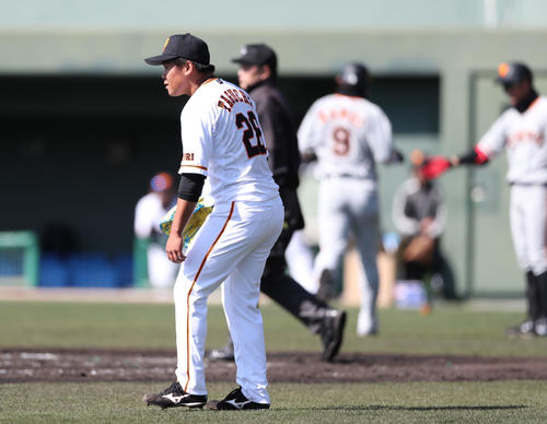 紅組対白組 3回表紅組1死一、二塁、和田の中前適時打で二塁走者亀井(右から2人目)の生還を許す田口(撮影・林敏行)