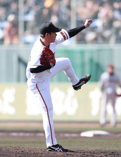 紅組対白組 力投する白組2番手の大江(撮影・林敏行)