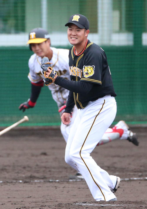 5回裏白組無死、斎藤友貴哉（手前）は木浪聖也に中前打を打たれ苦笑い（撮影・上山淳一）