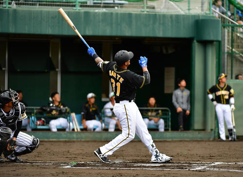 紅白　1回表紅組2死三塁、実戦初打席で左越え2点本塁打を放つマルテ（撮影・清水貴仁）