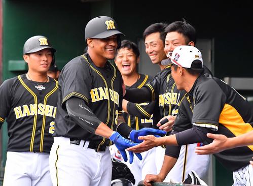 1回表紅白戦2死三塁、左越えに2点本塁打を放ちナインの出迎えに笑顔を見せるジェフリー・マルテ（撮影・上田博志）