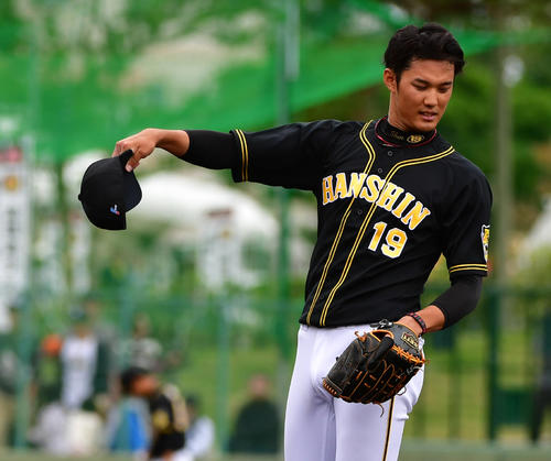 紅白戦　2回裏白組2死一塁、岡崎に死球を当ててしまい険しい顔をみせる藤浪（撮影・清水貴仁）