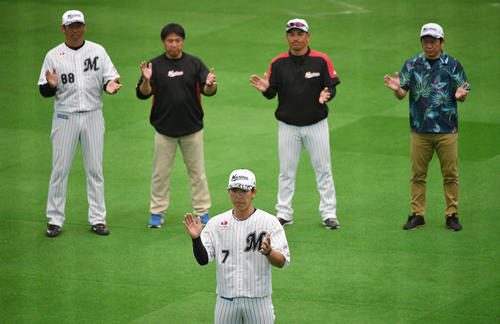 キャンプを打ち上げ一本締めの音頭を取るロッテ鈴木(手前)。後列右から2人目は井口監督(撮影・滝沢徹郎)