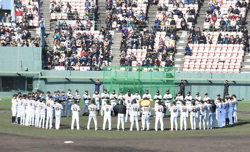 宮崎キャンプを終えて三本締めをする巨人の選手たち(撮影・山崎安昭)