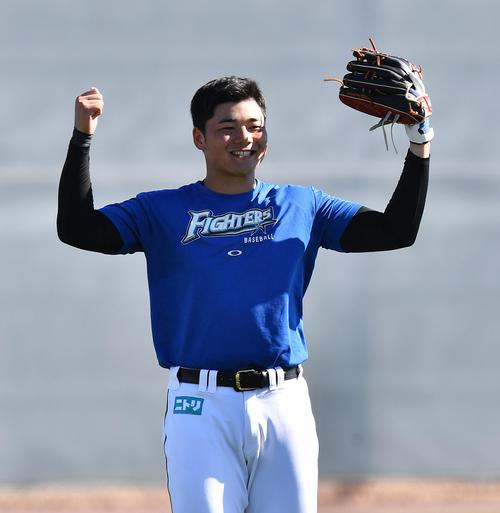 特守を前に笑顔で力こぶを見せる日本ハム清宮(撮影・菅敏)