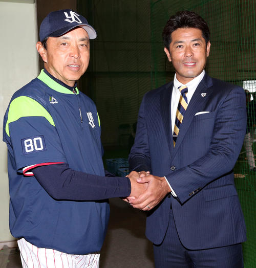 視察に訪れ、ヤクルト小川監督(左)と握手をする侍日本の稲葉監督(撮影・狩俣裕三)
